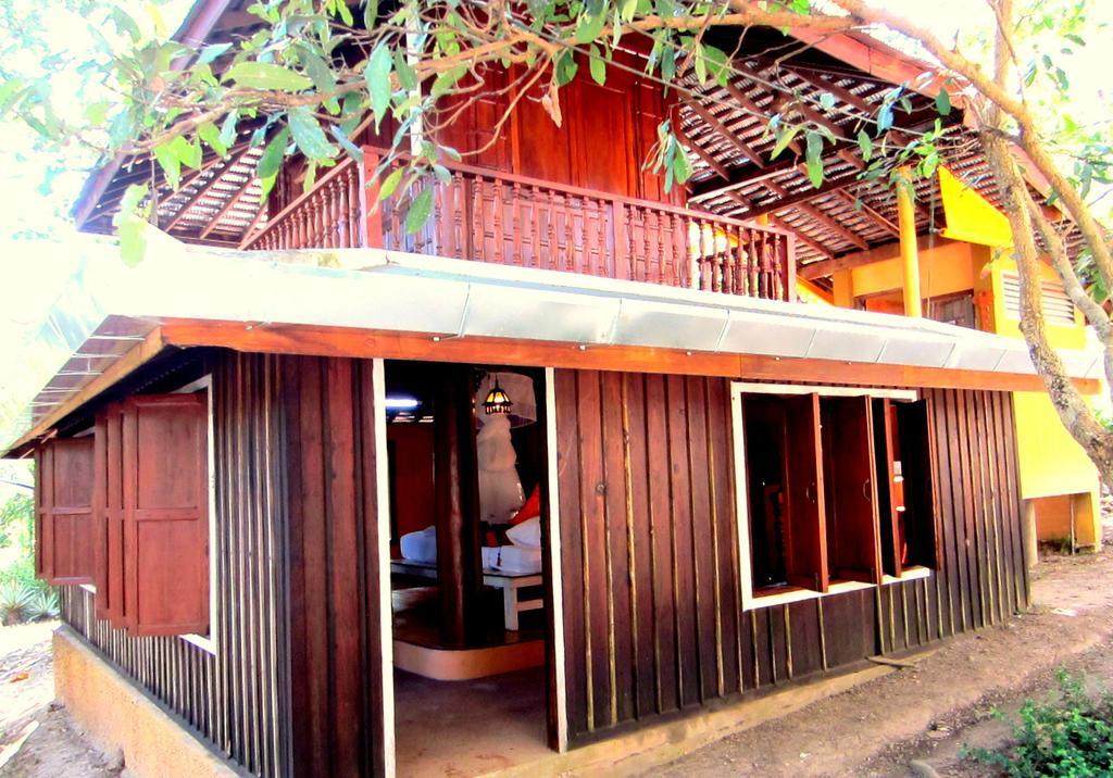 Golden Teak Homestay Mae Rim Bagian luar foto