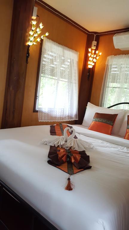 Golden Teak Homestay Mae Rim Bagian luar foto